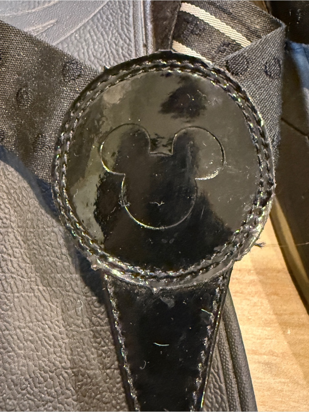 FITFLOP Black DISNEY Patent Logo Thong Sandals - Picture 2 of 9